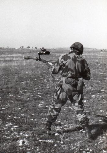 Novembre-81-Io-di-spalle-mentre-sto-esercitandomi-al-tiro-bombe-anticarro-con-il-fucile-Falk