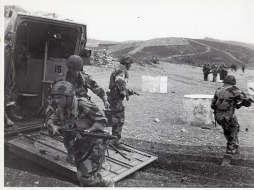 Turchia-Ottobre-81-Ultimo-giorno-esercitazione-sbarco-dimostrativo-per-gli-U.S.-Marines-io-sono-in-primo-piano-con-la-MG-in-braccio-Foto-Si